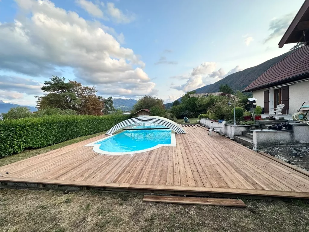 🌿🏡 Profitez de votre extérieur avec une terrasse sur mesure !